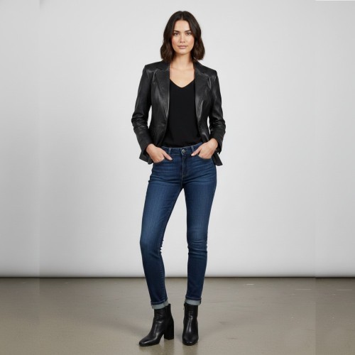 Veste courte blazer cuir noir femme avec col cranté et coupe ajustée