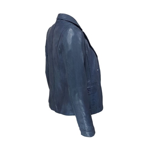 Blazer en cuir bleu profond pour femme, coupe ajustée avec col cranté et fermeture à deux boutons